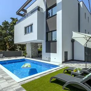 Villa Ema With Private Heated Pool, Kaštela